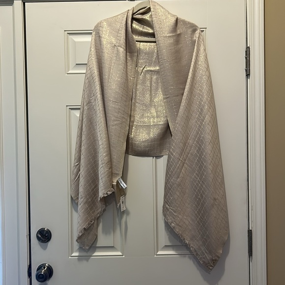 NWT Calvin Klein Wrap/Scarf with Metallic Small Windowpane Design - Picture 4 of 6